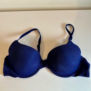 Never been worn blue Gillian & O’Malley bra with details
